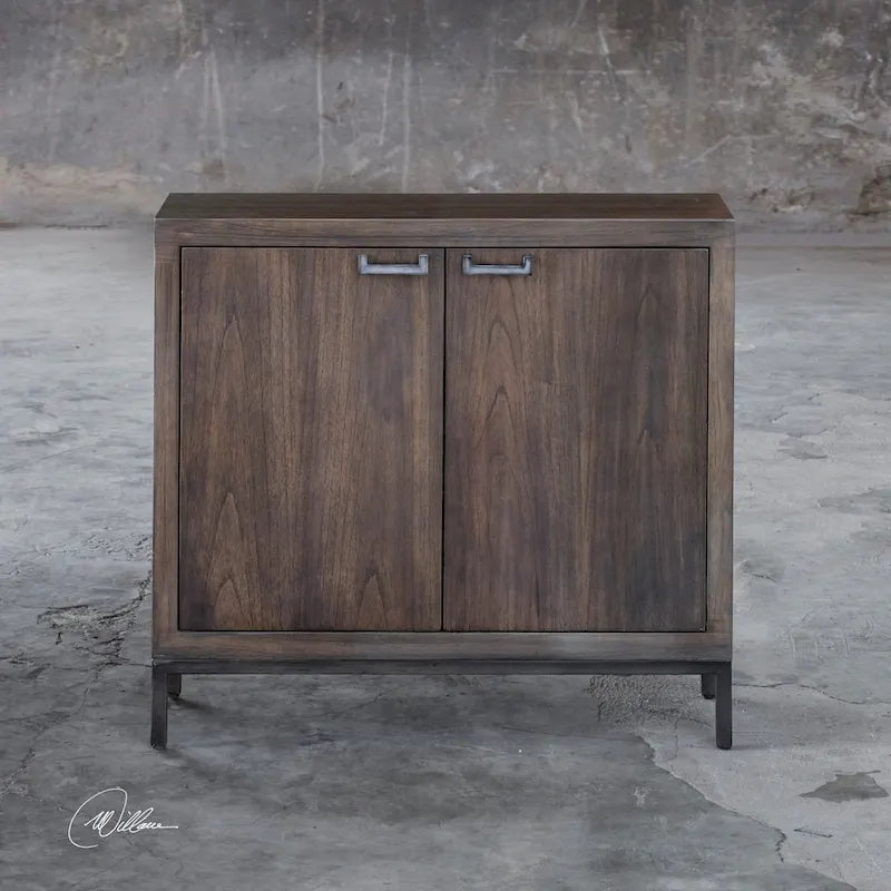 Uttermost Nadie Konsolenschrank aus hellem Walnussholz