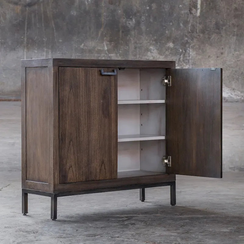 Uttermost Nadie Konsolenschrank aus hellem Walnussholz