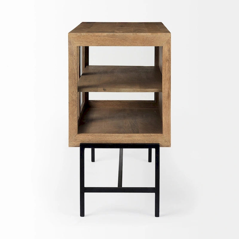 Accentkast van massief hout met zwart ijzeren frame en glazen deuren