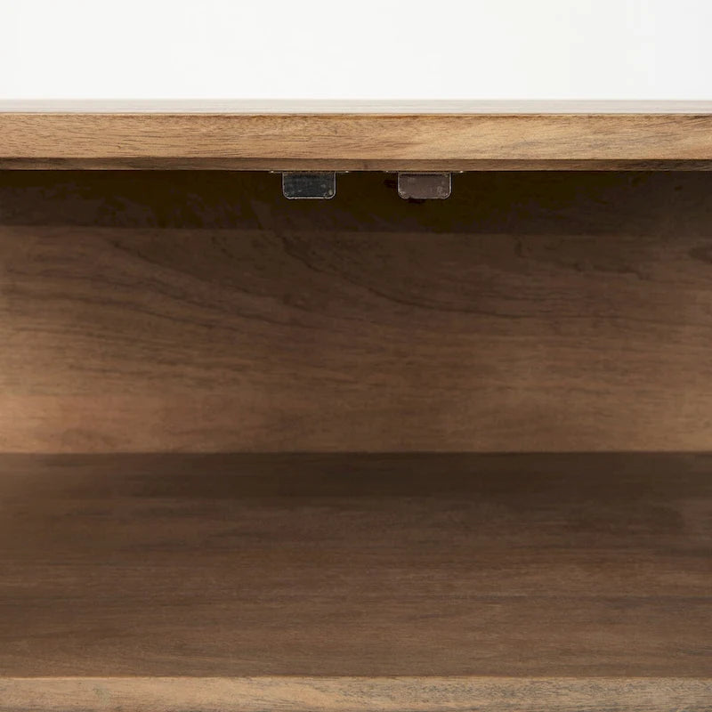 Accentkast van massief hout met zwart ijzeren frame en glazen deuren