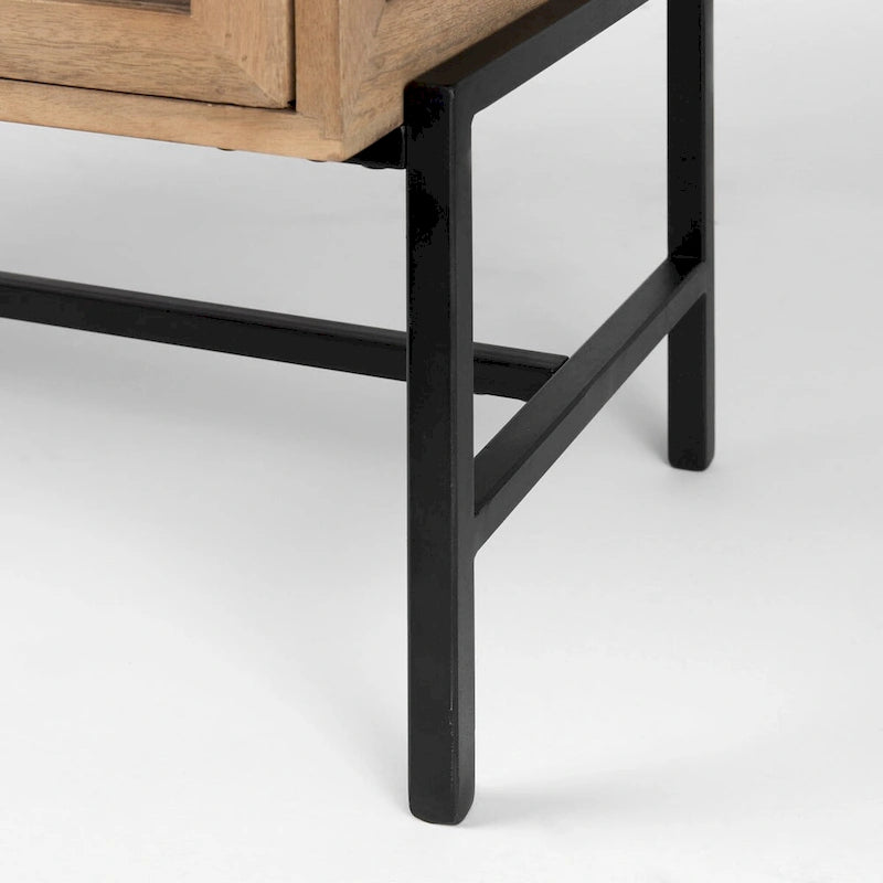 Accentkast van massief hout met zwart ijzeren frame en glazen deuren
