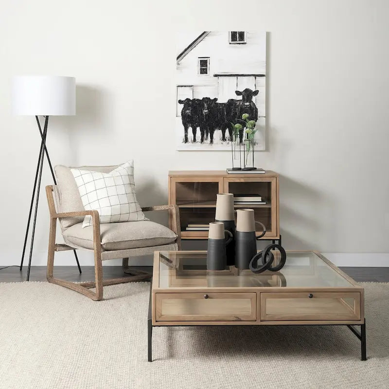 Accentkast van massief hout met zwart ijzeren frame en glazen deuren