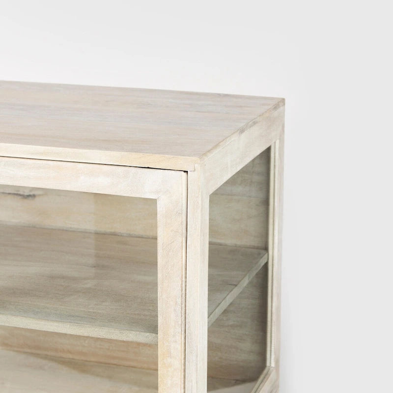 Accentkast van massief hout met zwart ijzeren frame en glazen deuren