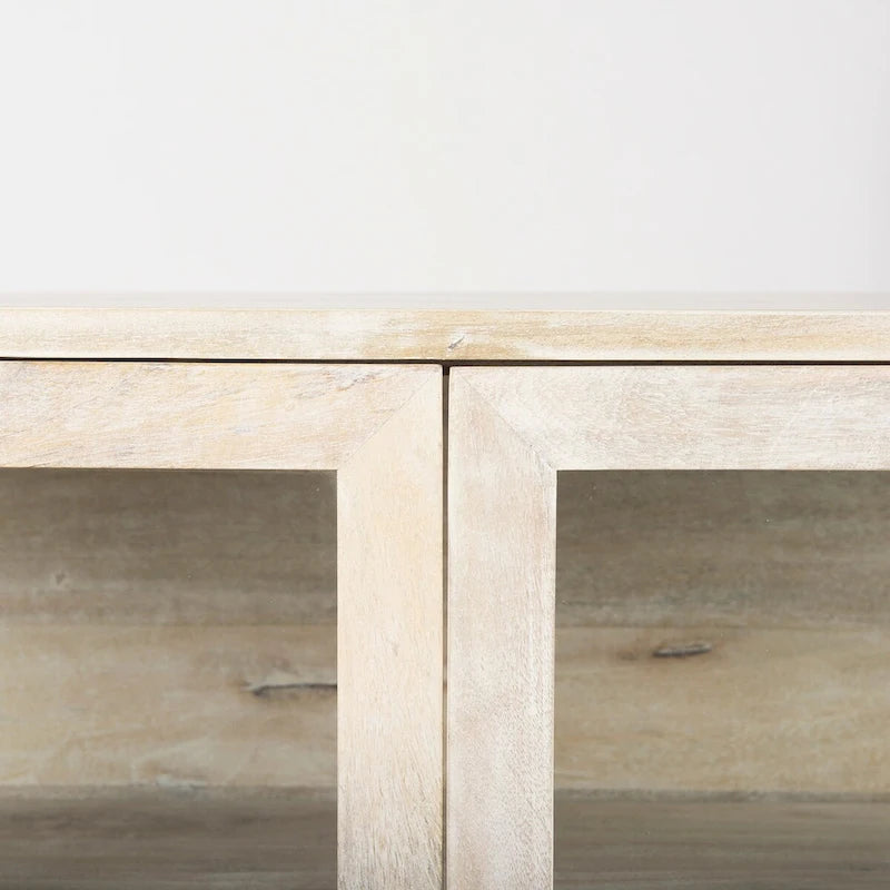 Accentkast van massief hout met zwart ijzeren frame en glazen deuren
