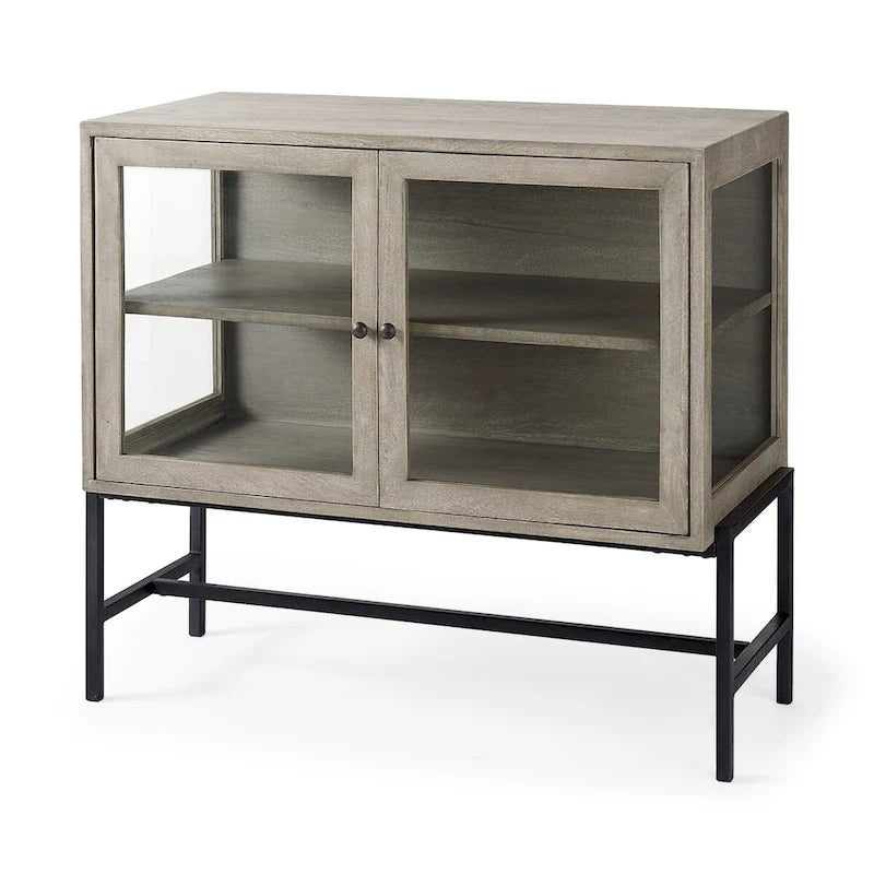 Accentkast van massief hout met zwart ijzeren frame en glazen deuren