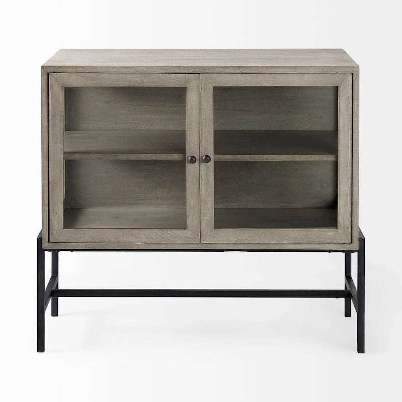 Accentkast van massief hout met zwart ijzeren frame en glazen deuren