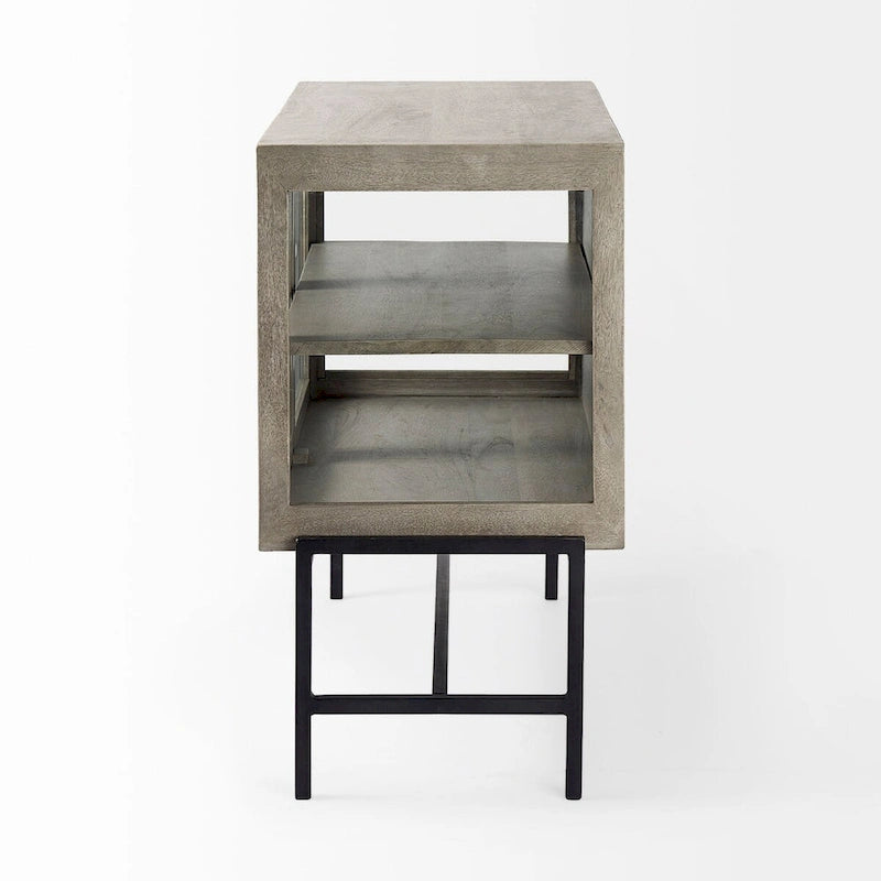 Accentkast van massief hout met zwart ijzeren frame en glazen deuren