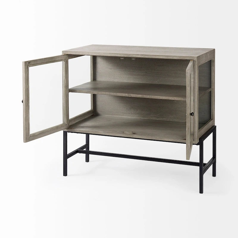 Accentkast van massief hout met zwart ijzeren frame en glazen deuren