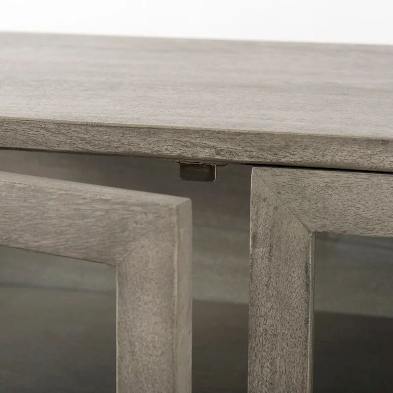 Accentkast van massief hout met zwart ijzeren frame en glazen deuren